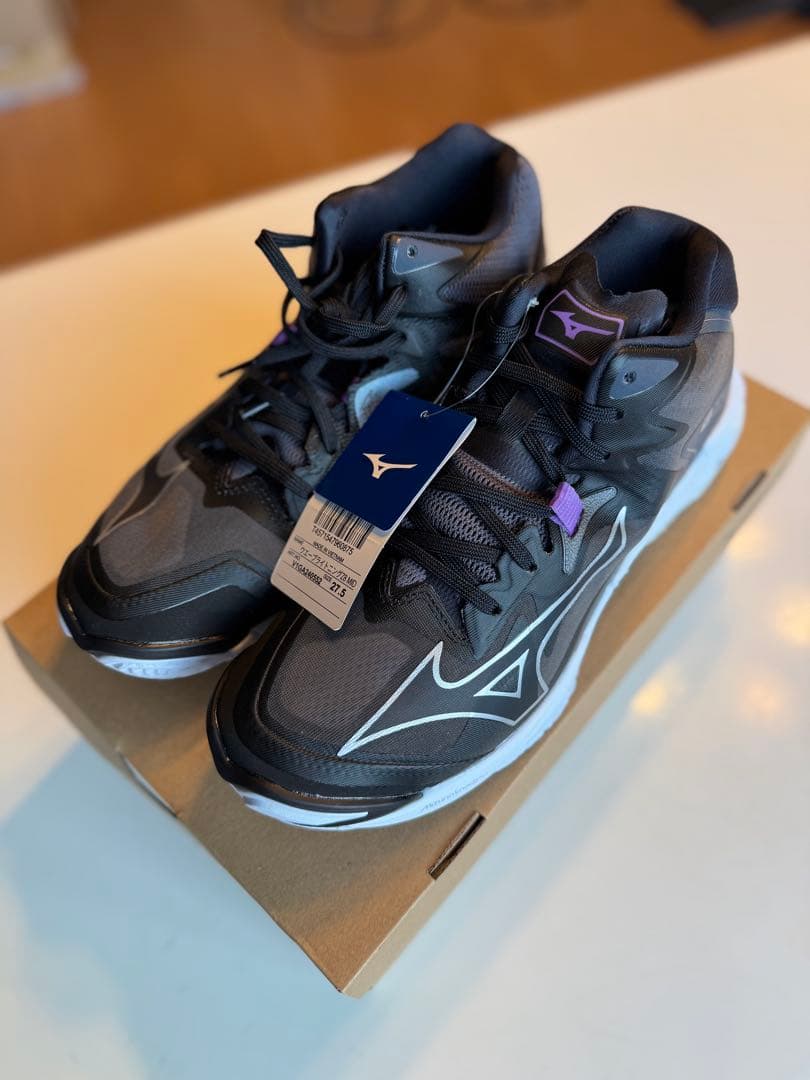 【新品未使用品】Mizuno バレーボール　ウエーブライトニング Z8 MID
