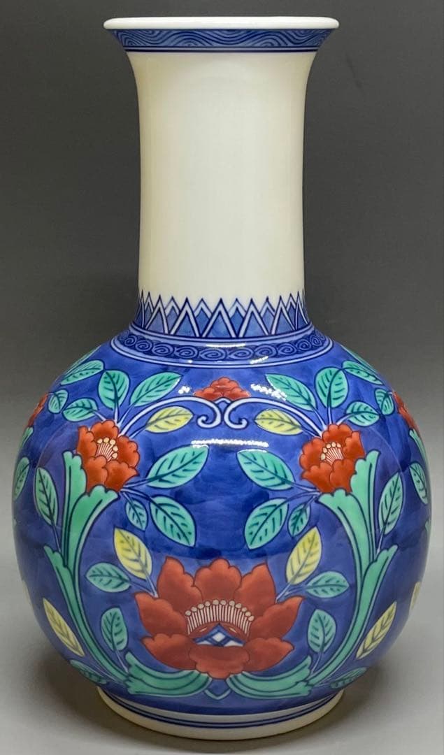 人間国宝　十三代　今泉今右衛門　色鍋島牡丹唐草文花瓶　四方桟共箱　共布　L36