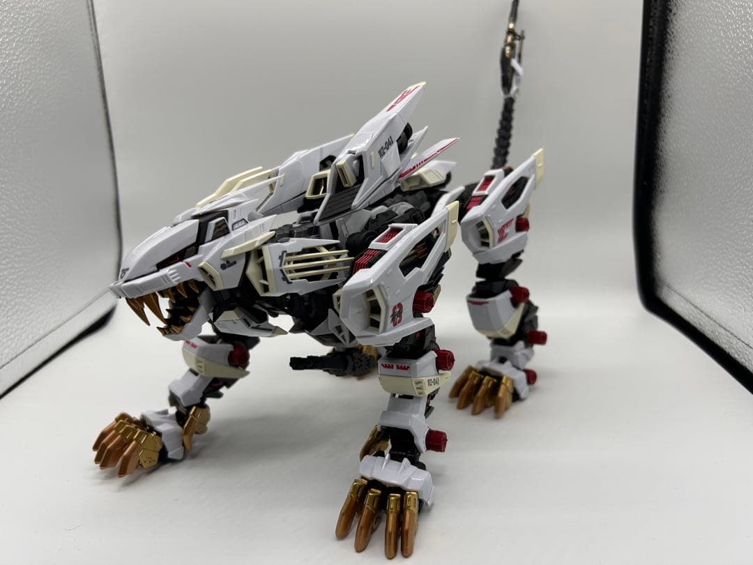 ゾイド　バンダイナムコ　超合金　ライガーゼロ