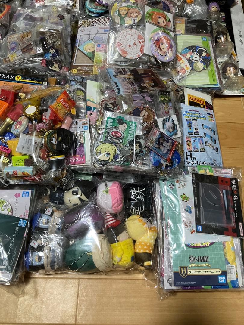 漫画　アニメ　グッズ　缶バッジ　アクリルスタンド　ラバーストラップ　ポスター