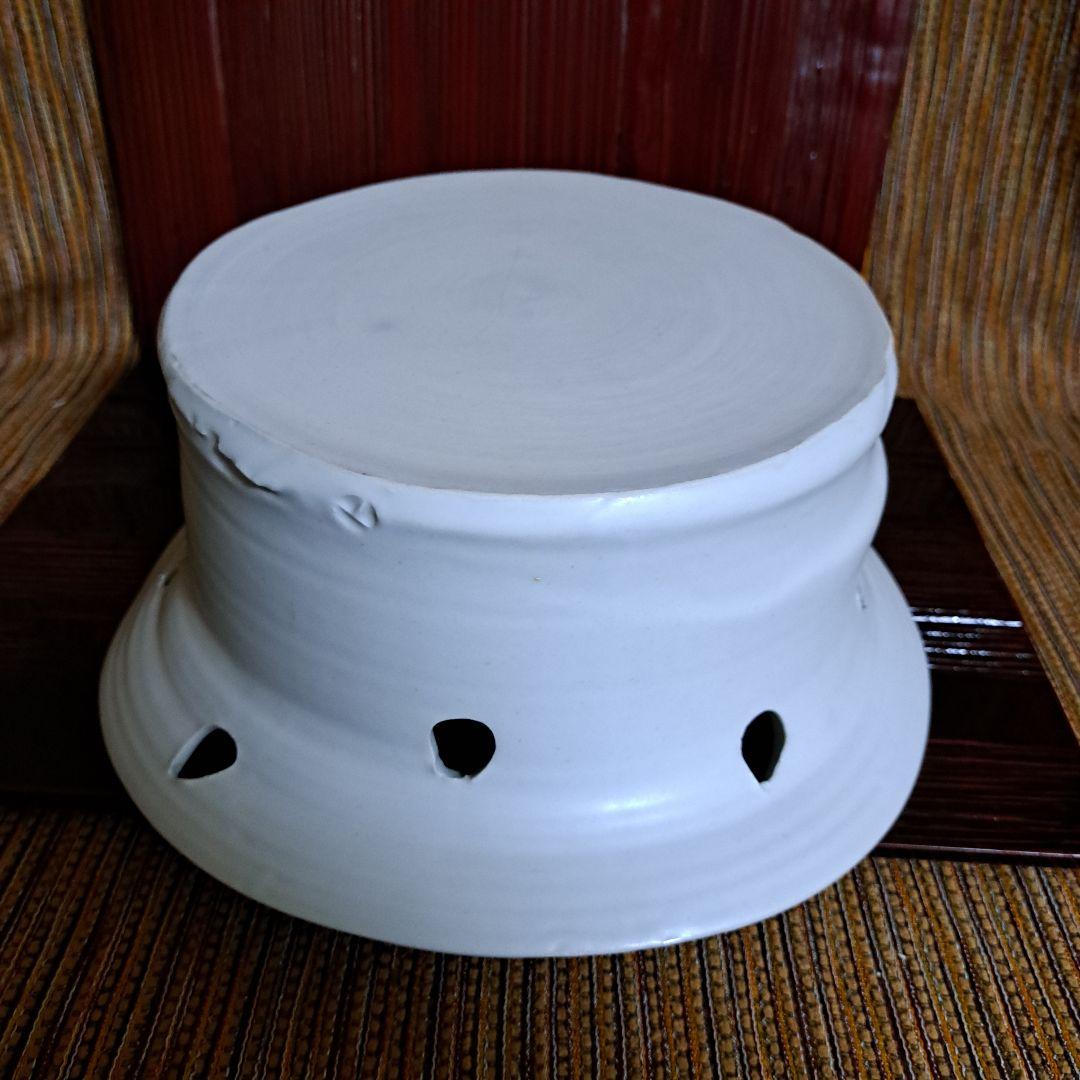 黒田泰蔵の白磁の楕円形器穴あきデザイン