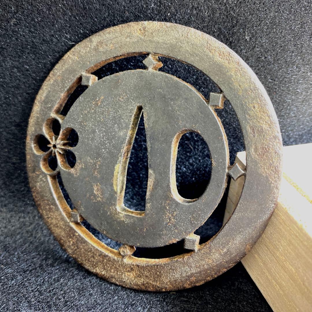 時代　透桜紋刀鍔　木箱付　91g 東Y7-0220☆2Fトヒチ