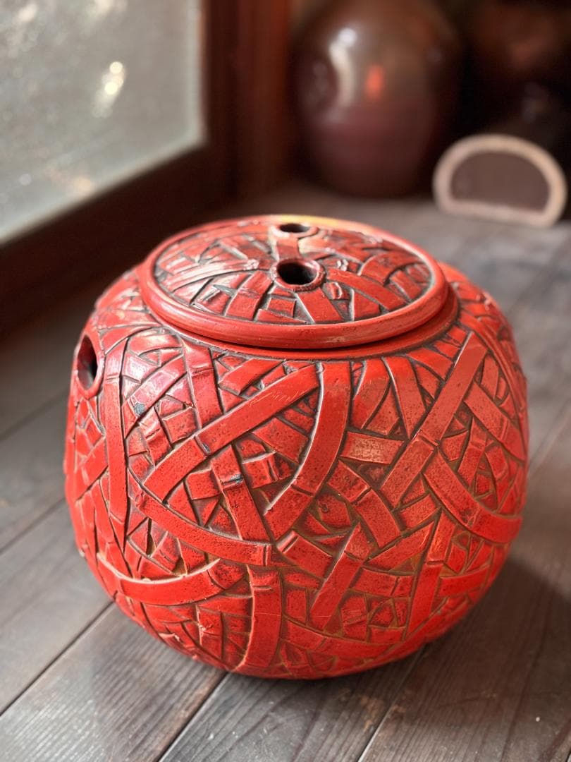 赤い編み込み模様の火鉢