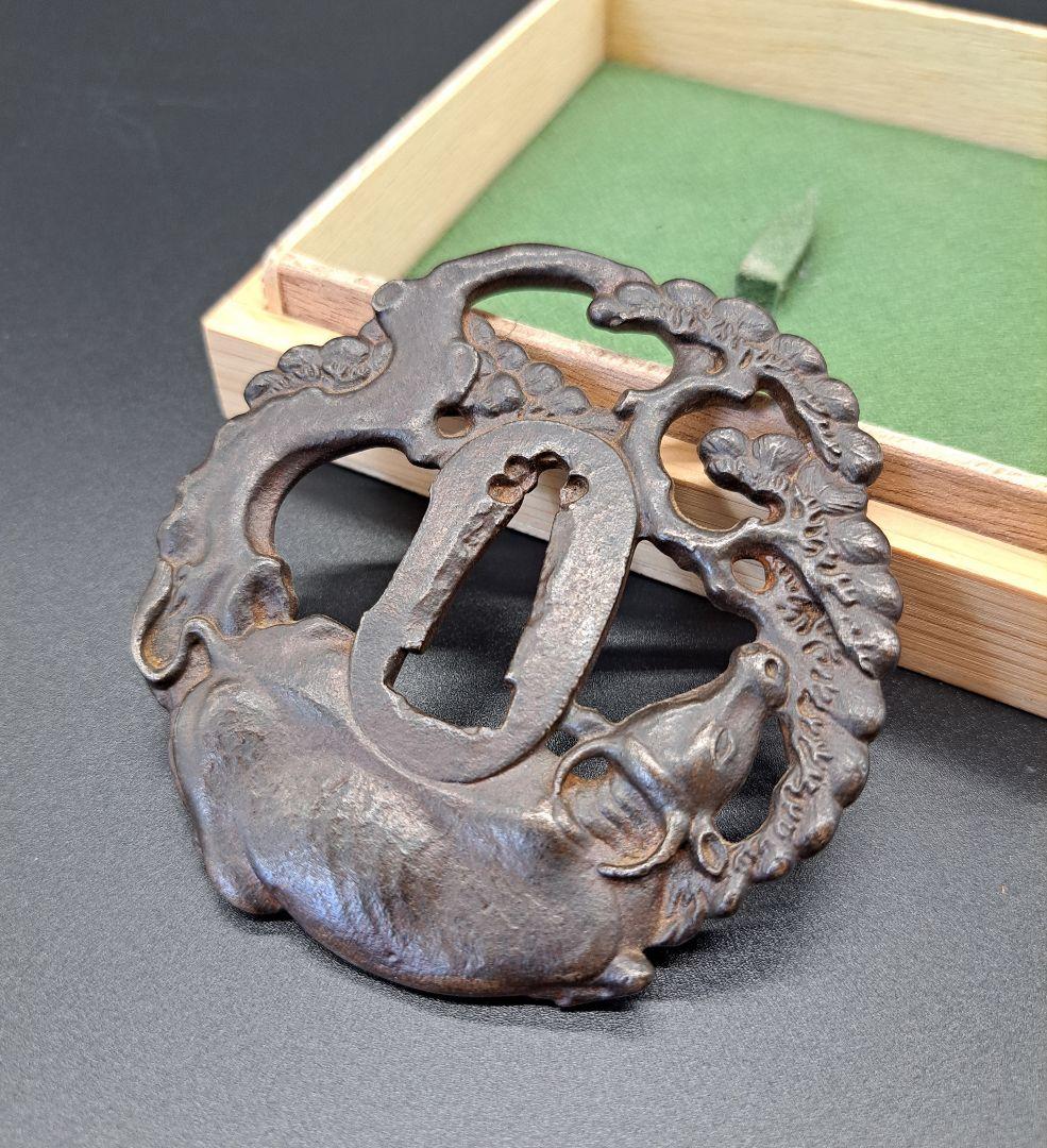 名品鉄地牛に老松図鍔 鐔 日本刀 刀 刀装具 時代物 真剣 居合い 古美術 侍