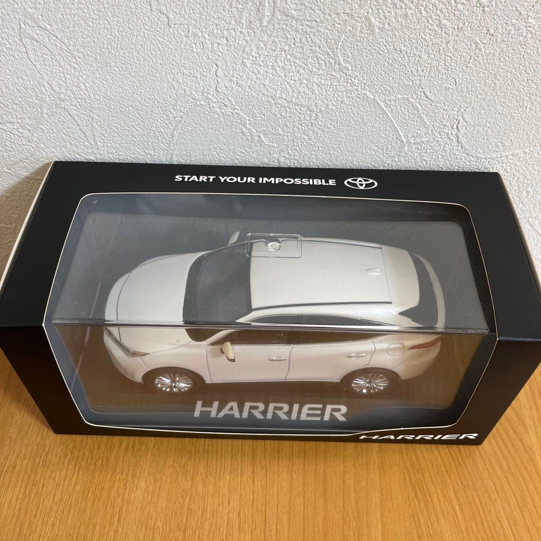 トヨタ ハリアー ミニカー 1/30スケール ホワイトパール　非売品