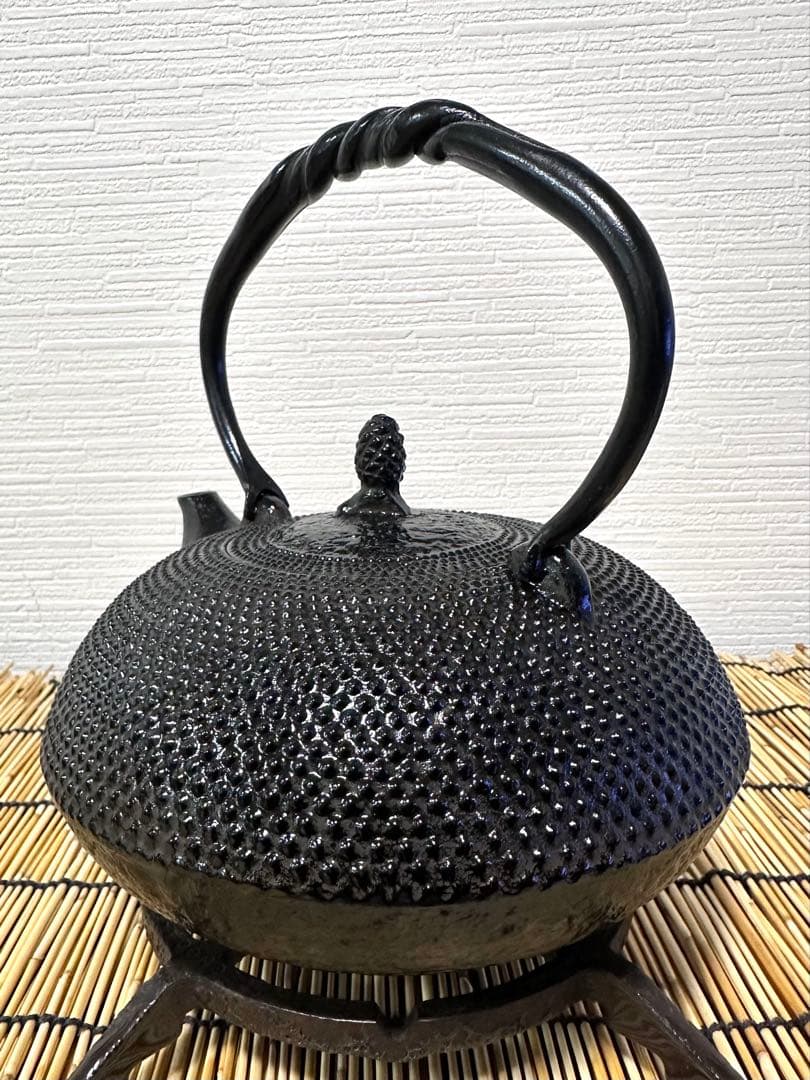 未使用品　南部及春鋳造　名工金秀造　捻鉉算盤形アラレ南部鉄瓶　南部鉄器　鉄瓶