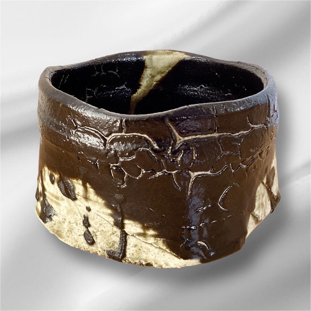 【山田和　美品　上位作】　黒織部　茶碗　共箱　共布　陶暦　造形美を堪能できる一品