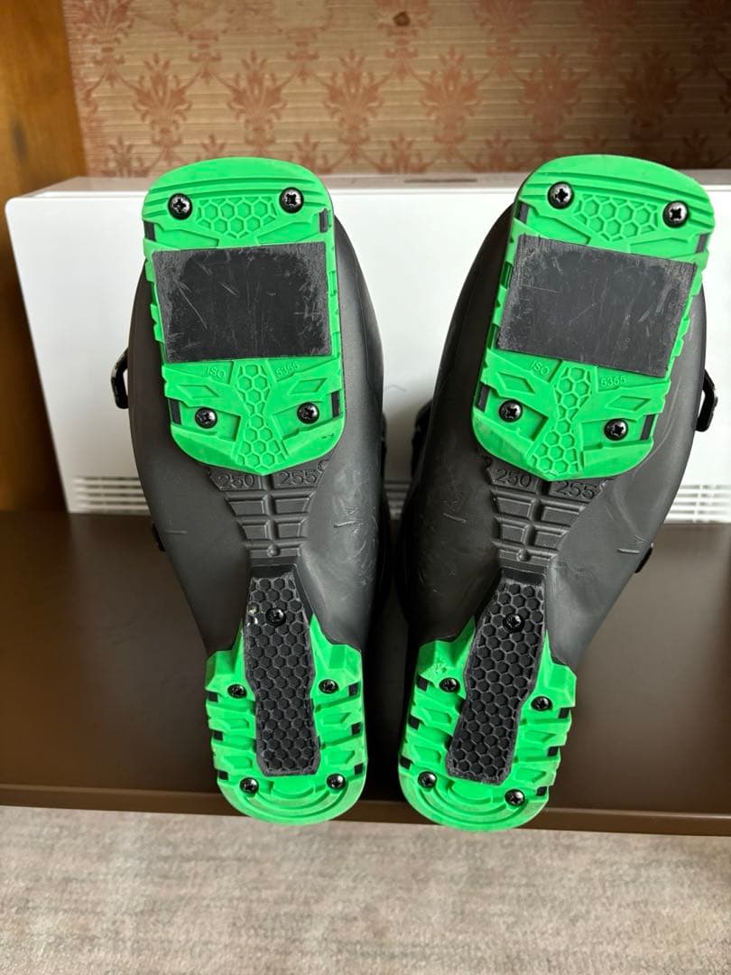 HEAD VECTOR EVO 120スキーブーツです。ブラック/グリーン