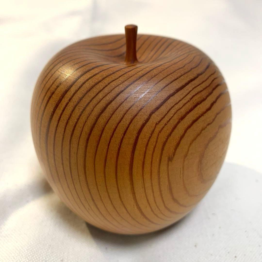 屋久杉　木製りんご　へたまで一体、継ぎ手なし　径 約8cm