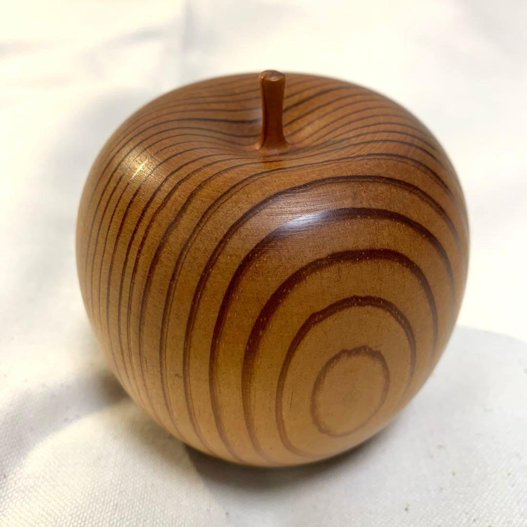 屋久杉　木製りんご　へたまで一体、継ぎ手なし　径 約8cm