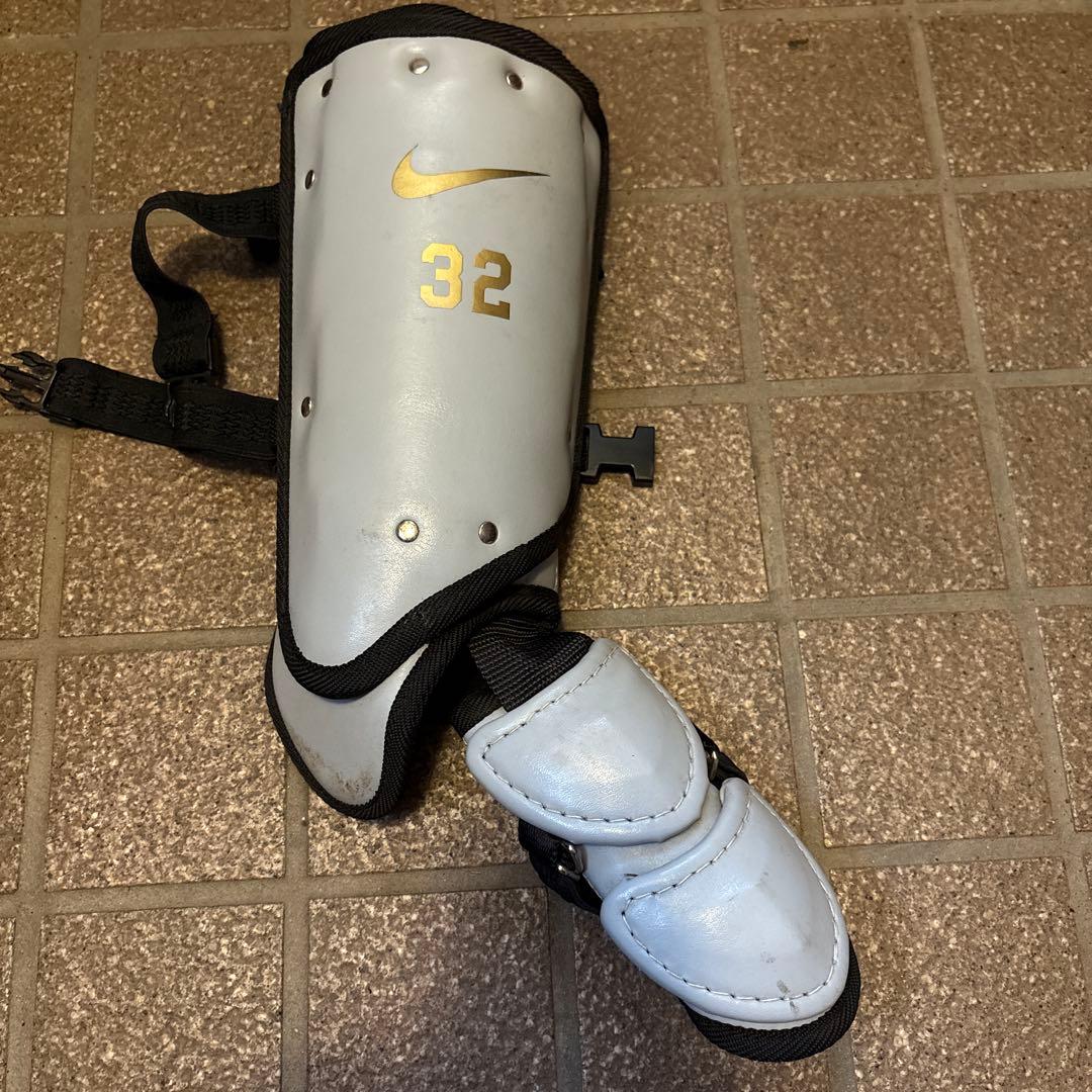 Nike フットガード 32サイズ グレー/ゴールド