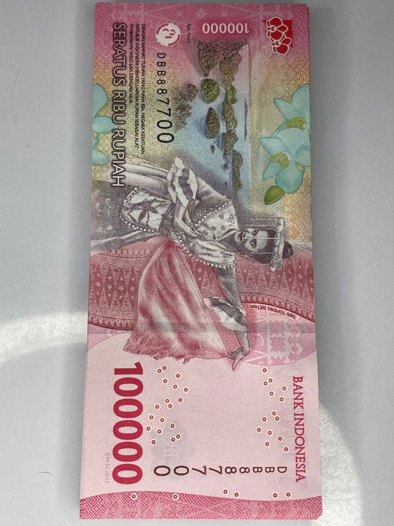 280万インドネシアルピア Rp100,000 x28枚新札
