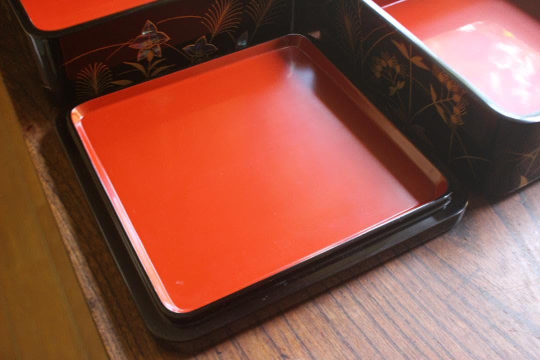 極小保管傷のみ！上質内朱黒漆に極上秋草螺鈿蒔絵の輪島塗台付三段重（検重箱お重