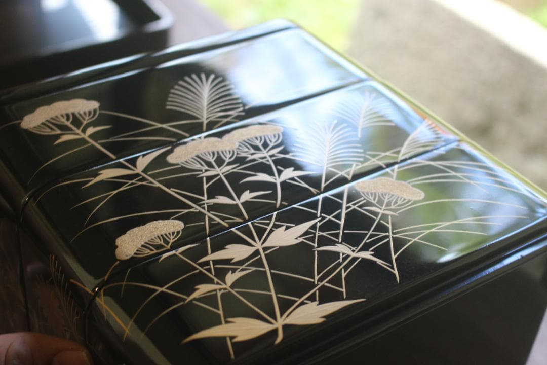 極小保管傷のみ！上質内朱黒漆に極上秋草螺鈿蒔絵の輪島塗台付三段重（検重箱お重