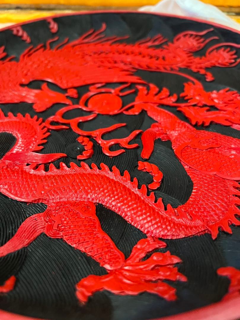 赤い漆器 龍と花の彫刻　皿　オブジェ　中国