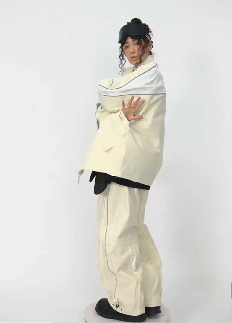 クリーム色 スノーボードウェア　スキーウェア　男女兼用