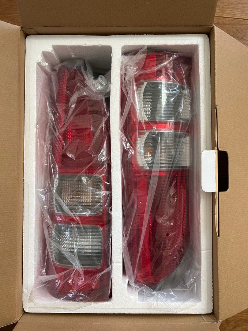 ハイエースDX 8型　新車外し　テールランプ