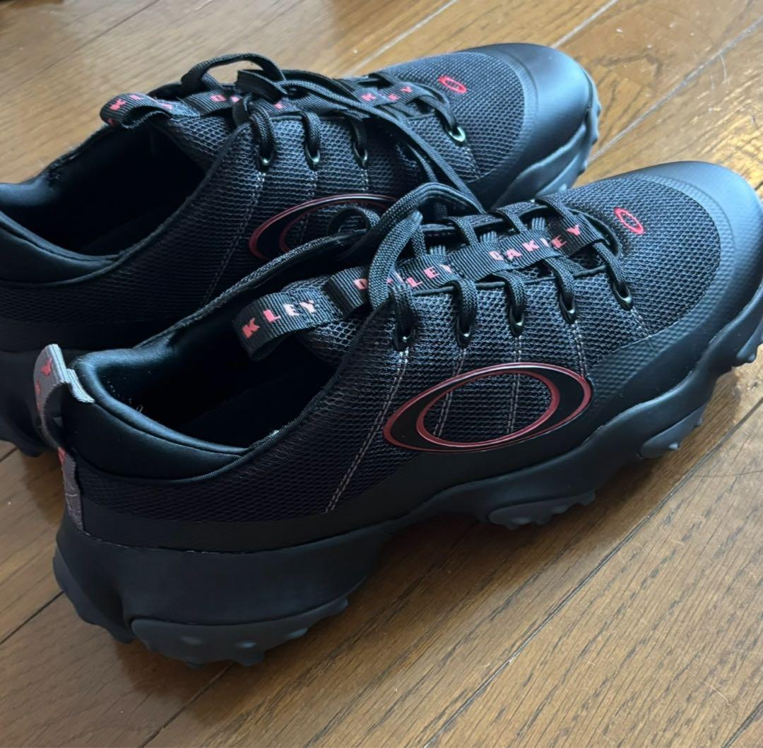 26cmOAKLEY ブラック レッド スニーカー