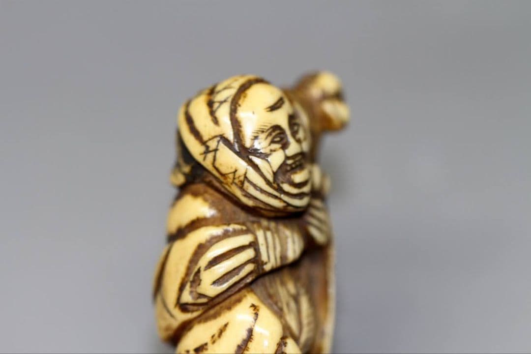 江戸時代 根付 「猿回しの大道芸人」 IS3