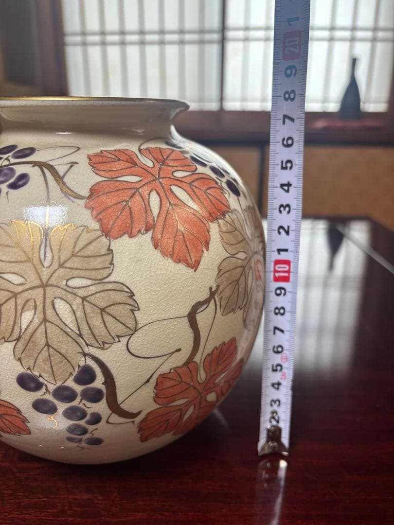 ぶどうと葉の装飾の陶器花瓶