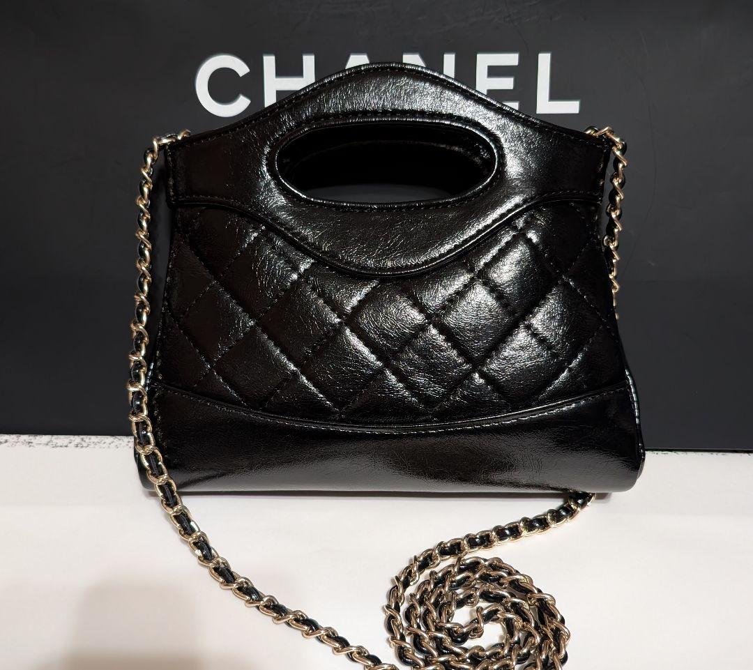 CHANEL ブラック キルティング エナメル加工バッグ