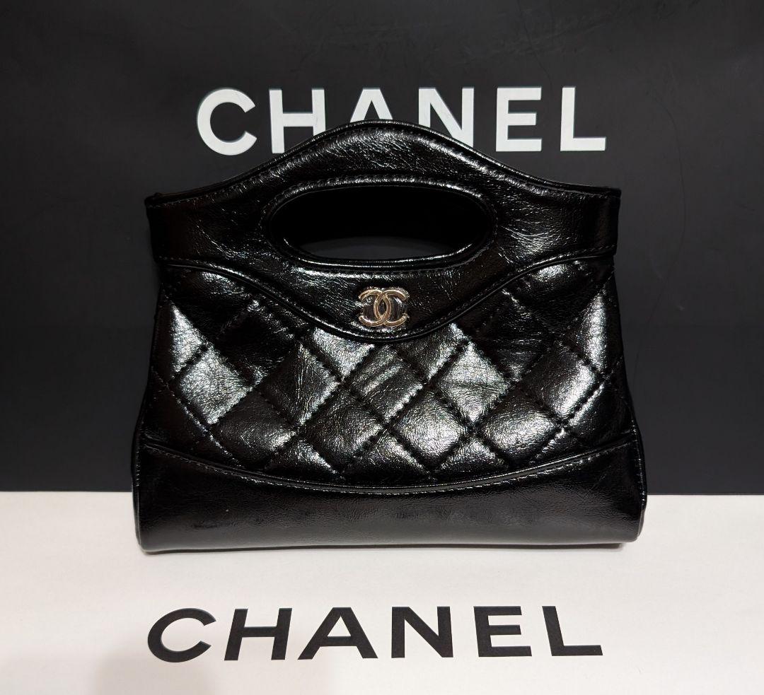 CHANEL ブラック キルティング エナメル加工バッグ