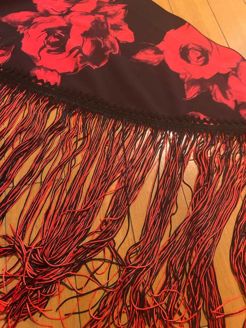 新作:赤黒リバーシブルシージョフラメンコ衣装　フリンジ付き赤黒花柄スカーフ