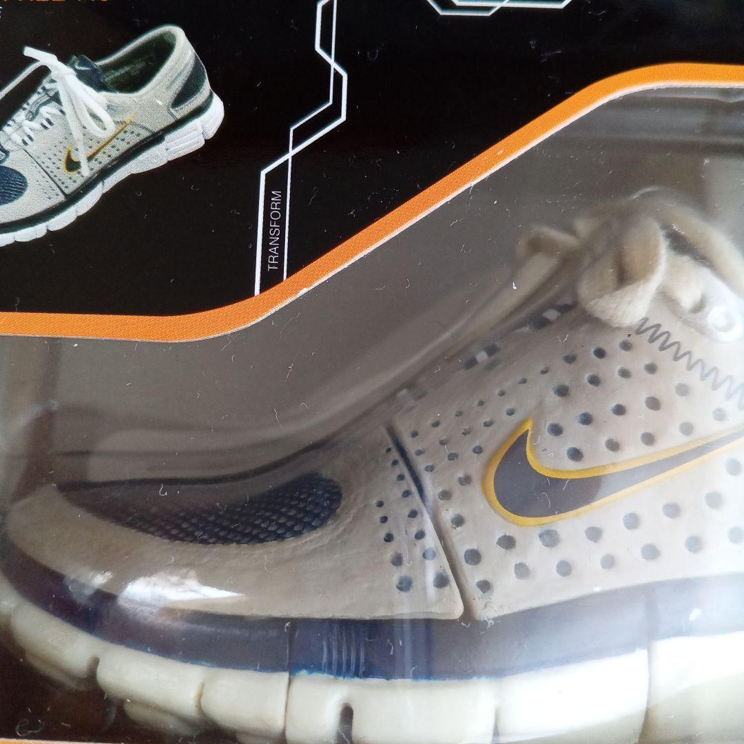 トランスフォーム＆NIKEコラボ　タカラトミー