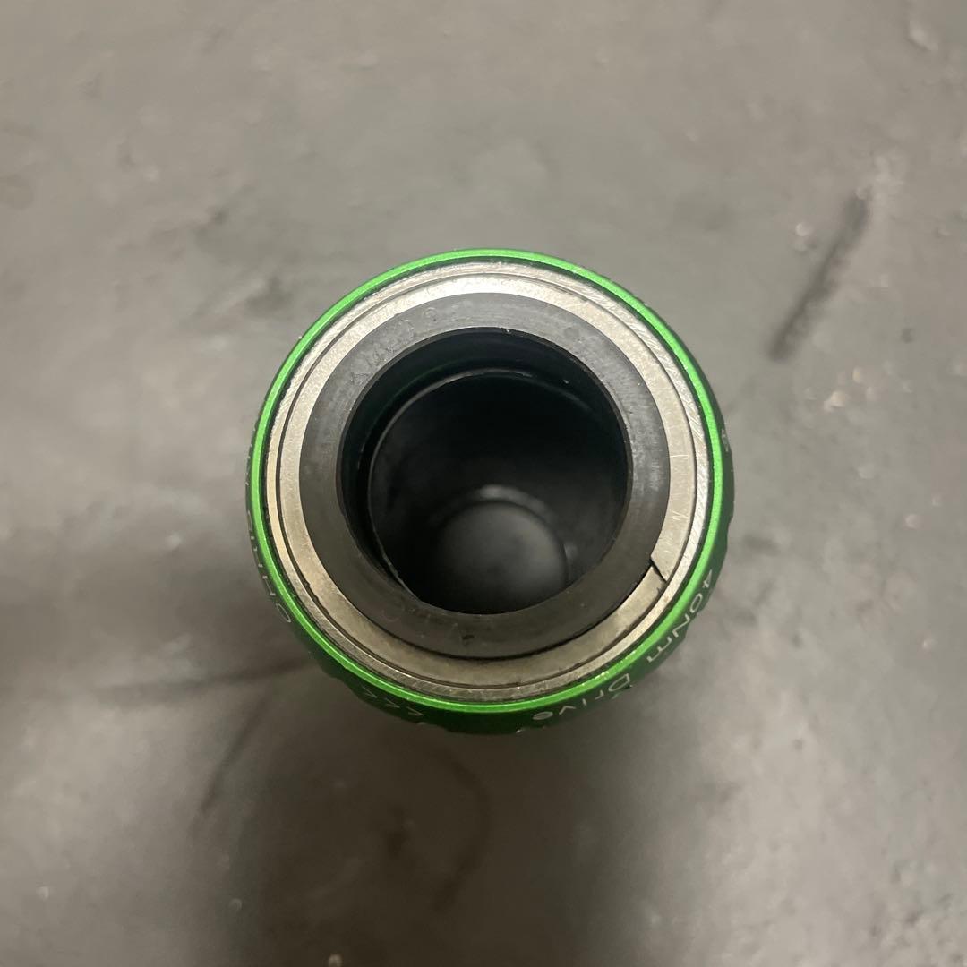 クリスキング ボトムブラケット ブラック THREADFIT™ 24