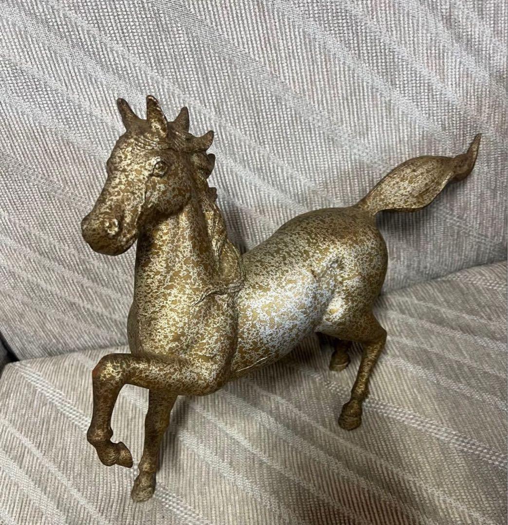 金色の馬の置物
