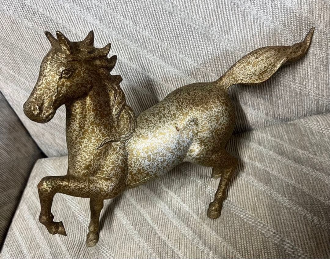金色の馬の置物