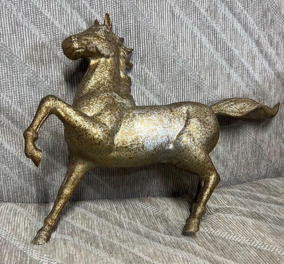 金色の馬の置物