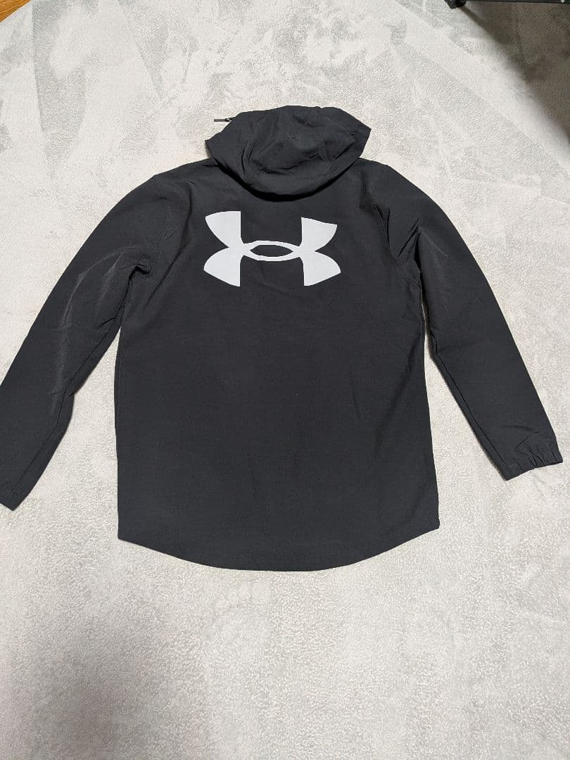 新品　UNDER ARMOUR ブラック ウィンドブレーカー