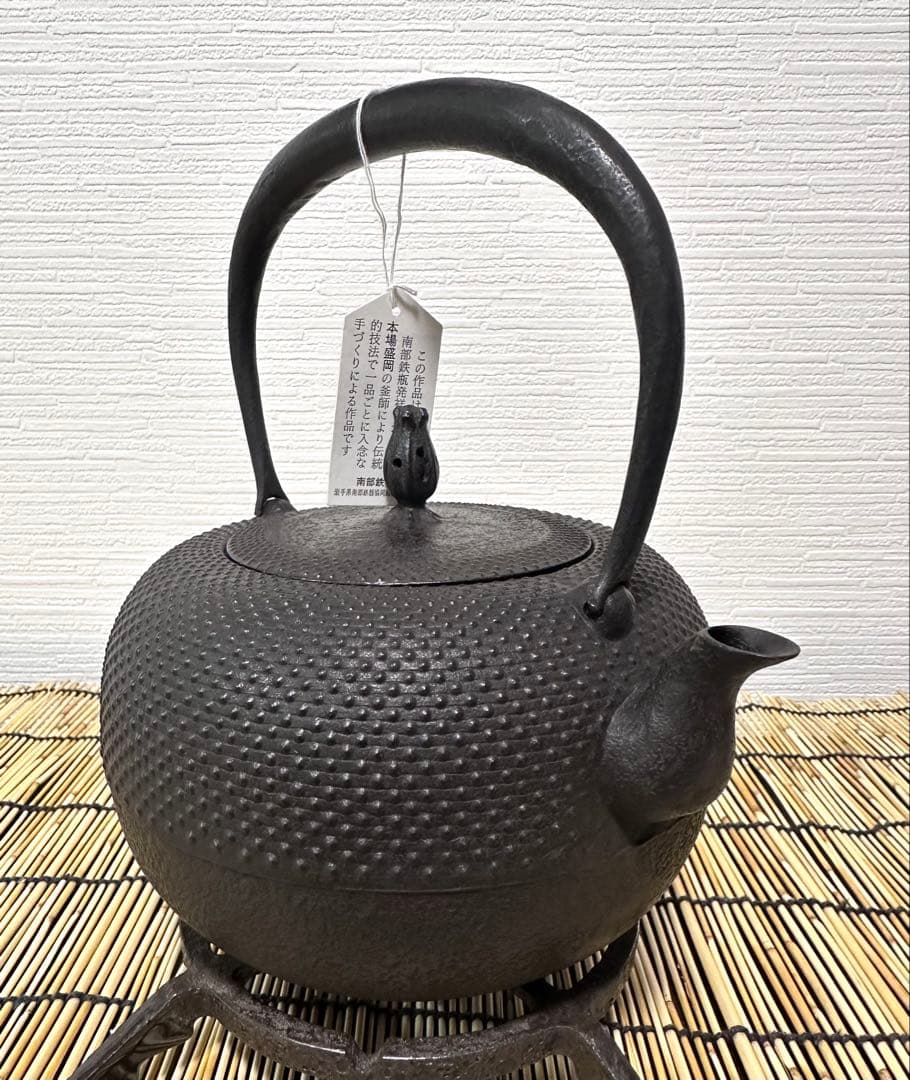 新品、供箱等付属品付　南部藤枝工房藤枝 昌行作　１５型アラレ　南部鉄瓶　南部鉄器