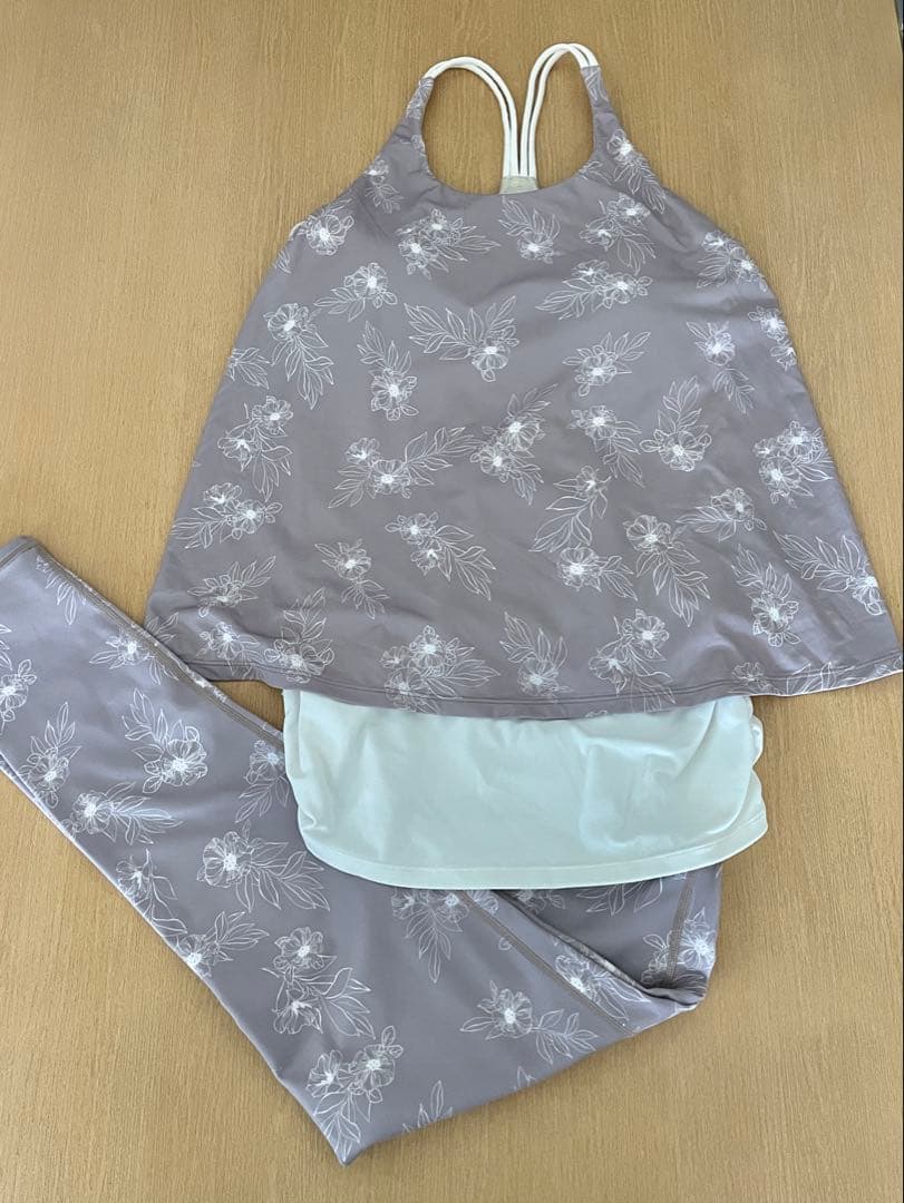 LAVA SUKALAフラワープリントカバータンクトップ　レギンスセット