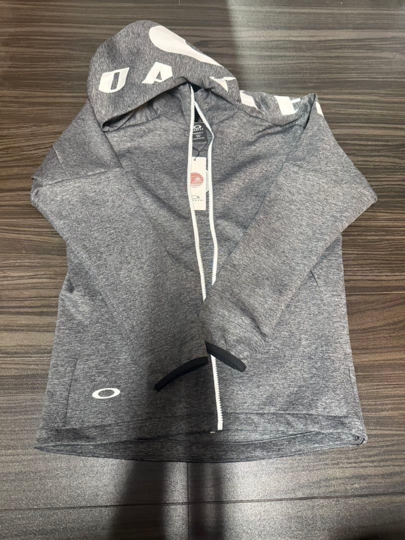 新品タグ付 オークリー パーカー M グレー 高機能フーディー トレーニング