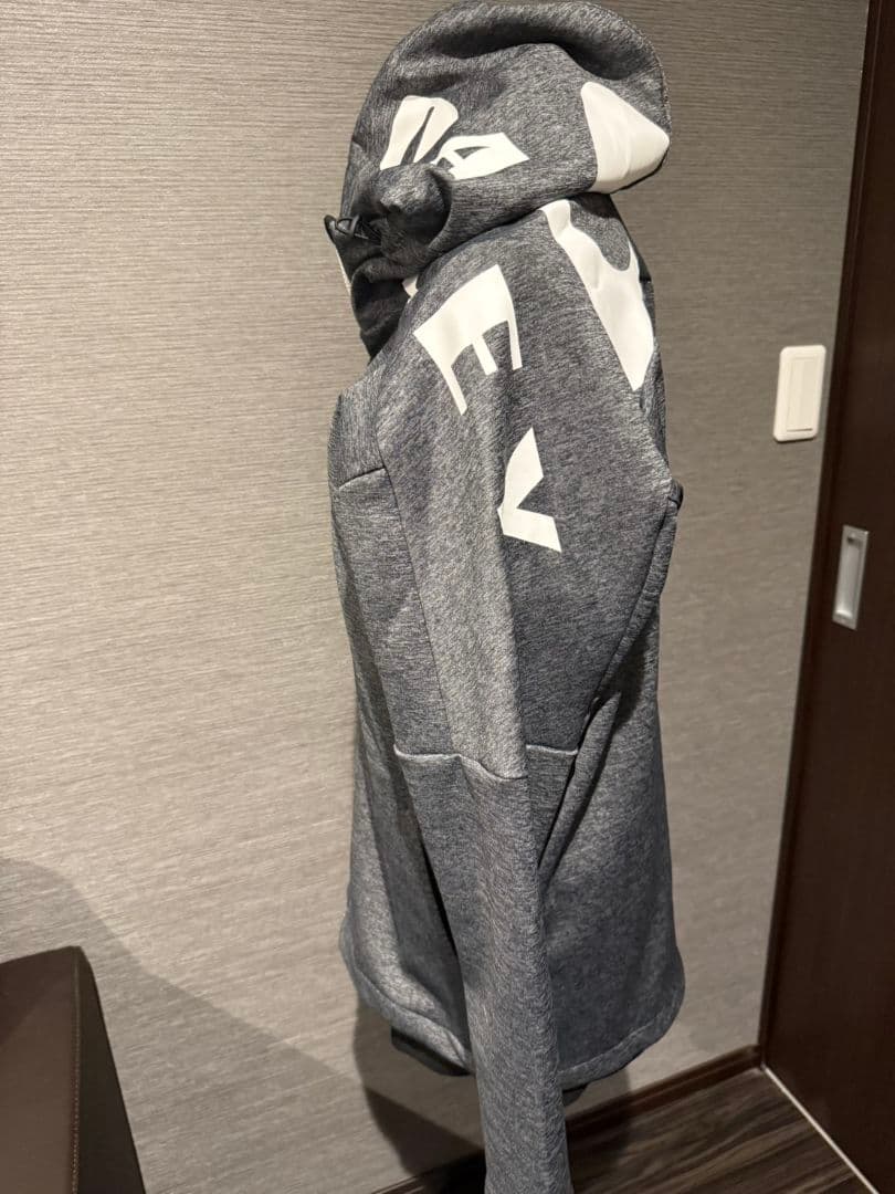 新品タグ付 オークリー パーカー M グレー 高機能フーディー トレーニング
