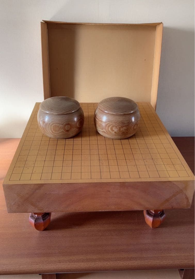 木製囲碁盤 へそ　脚付け　蛤碁石　那智黒石セット 白182 黒175