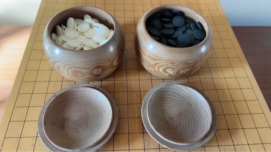 木製囲碁盤 へそ　脚付け　蛤碁石　那智黒石セット 白182 黒175