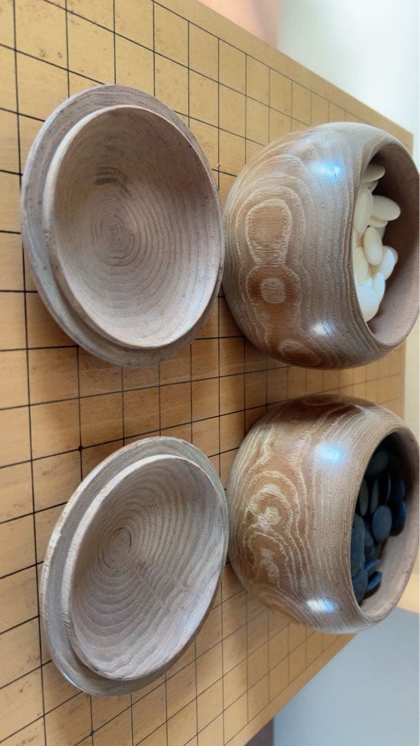 木製囲碁盤 へそ　脚付け　蛤碁石　那智黒石セット 白182 黒175