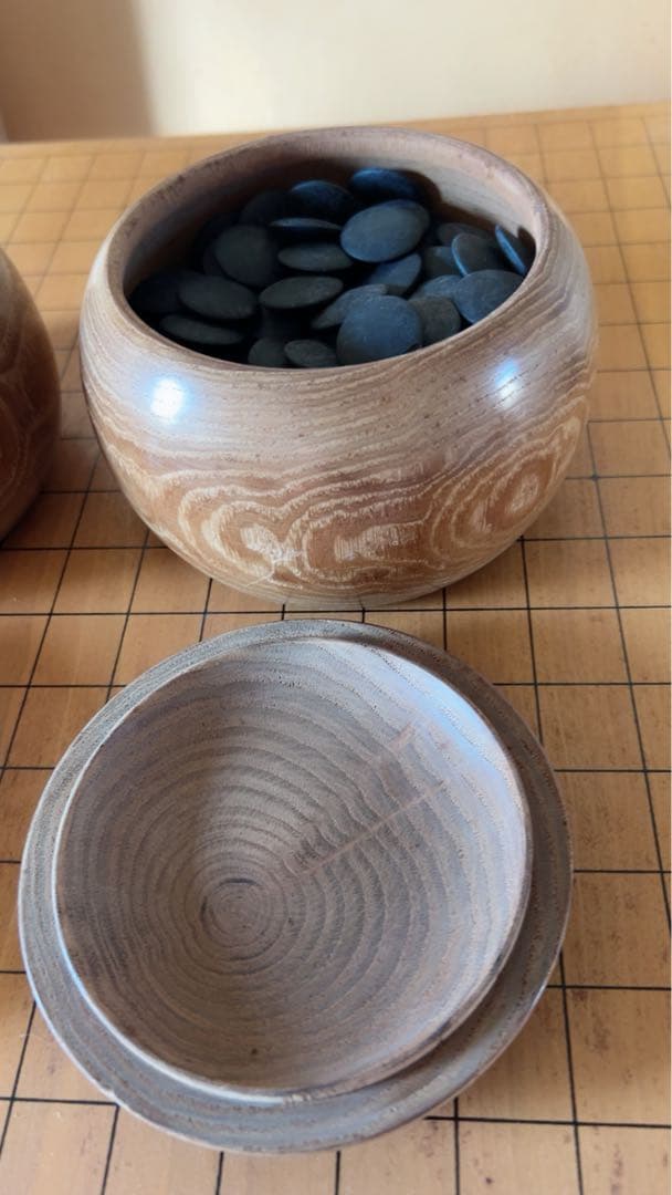 木製囲碁盤 へそ　脚付け　蛤碁石　那智黒石セット 白182 黒175