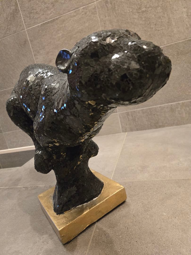 クロヒョウ　黒いオブジェ　 金色の台座付き 装飾品