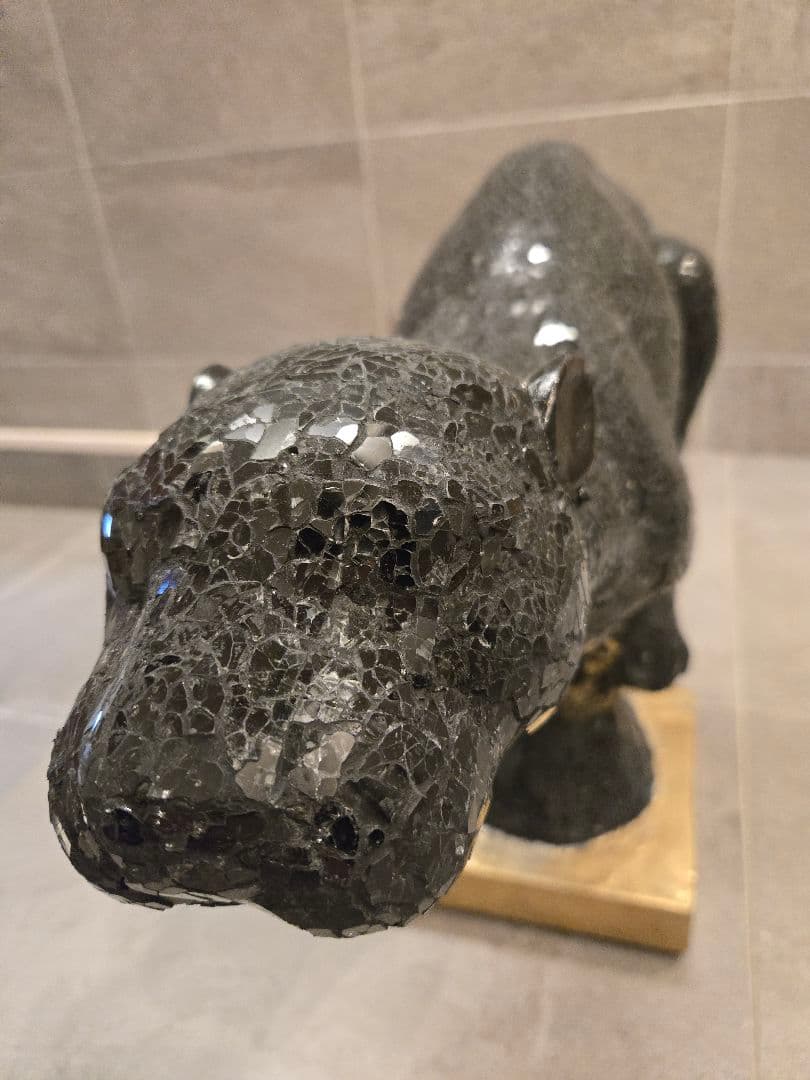 クロヒョウ　黒いオブジェ　 金色の台座付き 装飾品