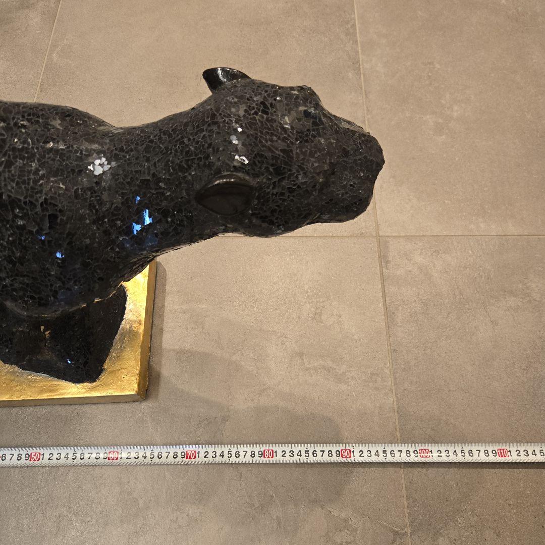 クロヒョウ　黒いオブジェ　 金色の台座付き 装飾品