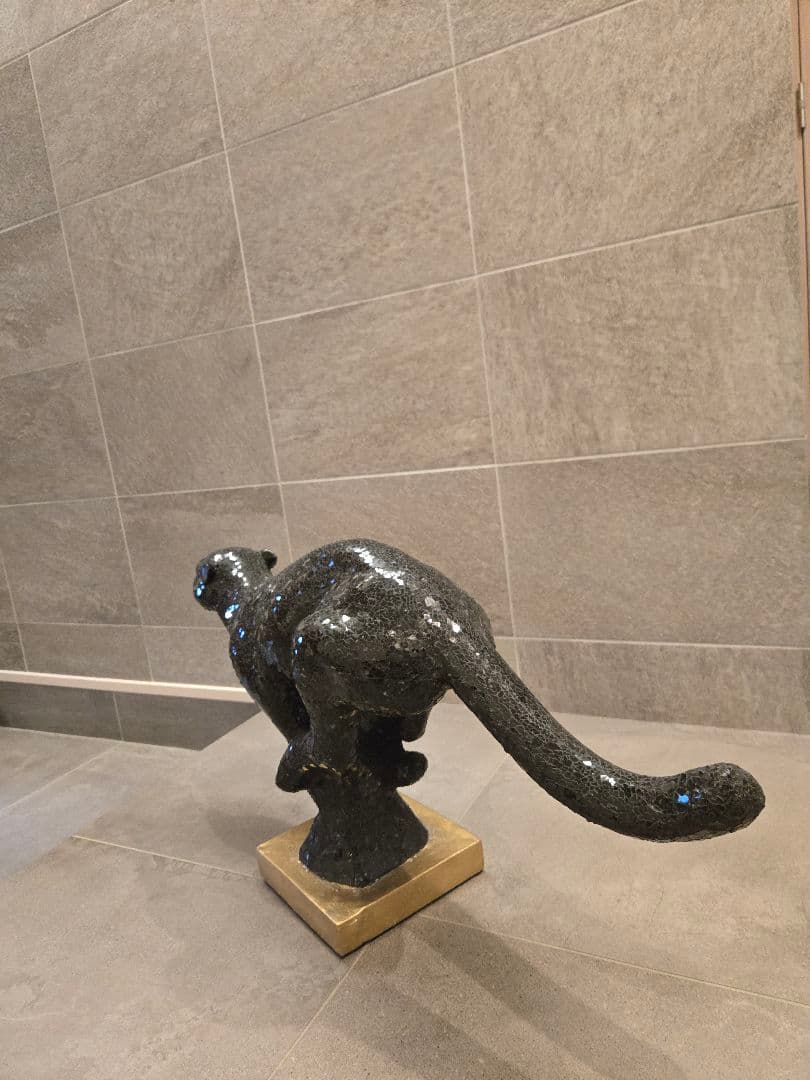 クロヒョウ　黒いオブジェ　 金色の台座付き 装飾品