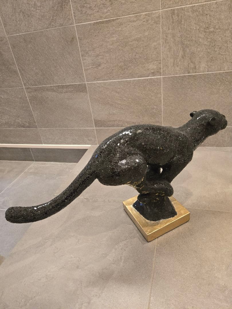 クロヒョウ　黒いオブジェ　 金色の台座付き 装飾品