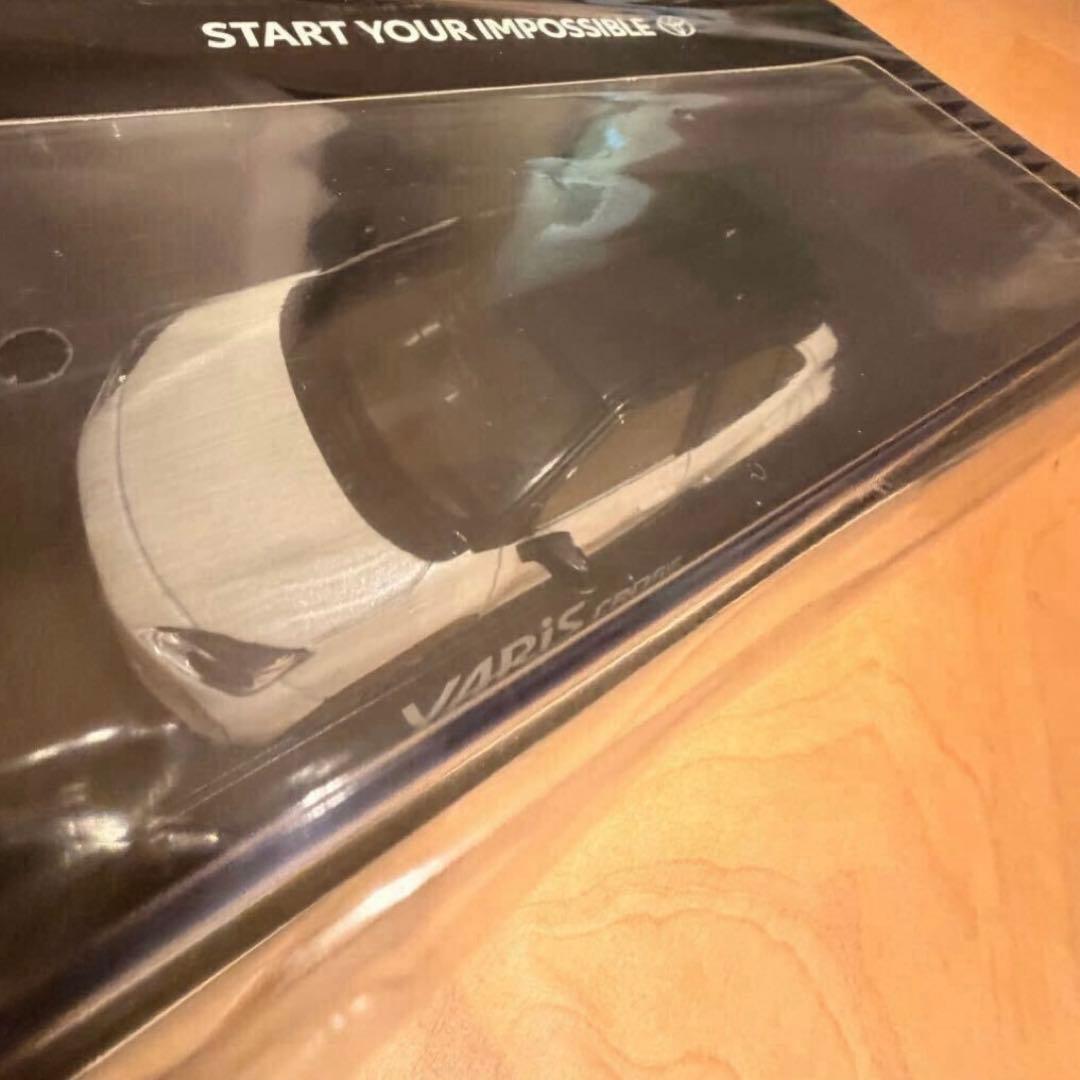 送料無料 トヨタ カラーサンプル ミニカー ヤリスクロス 1/30スケール 白黒