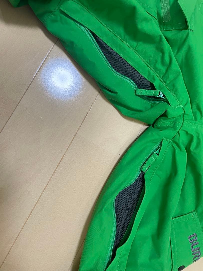 バートン　キッズ　迷彩フード付きウェアと緑色パンツセット