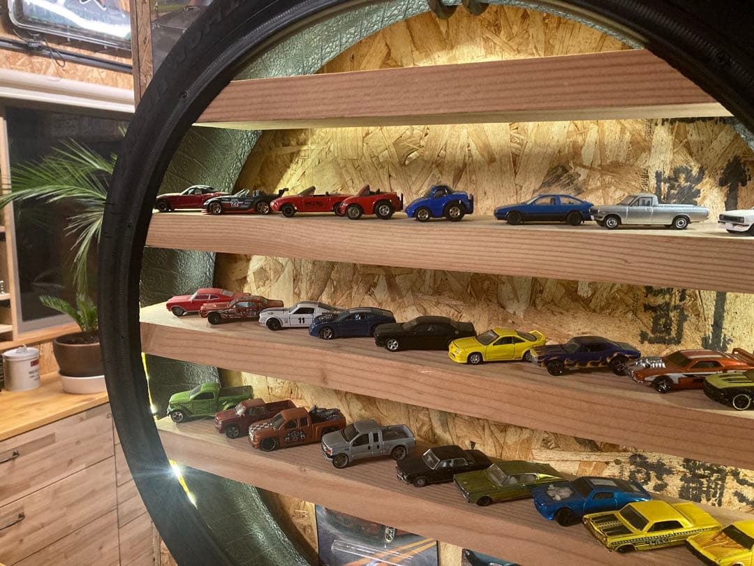 ホットウィール　ミニカー　ディスプレイ　壁掛け　バイクのタイヤで作成