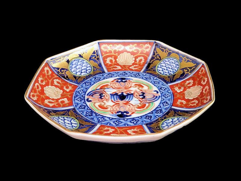 大聖寺伊万里　金襴　金唐草に青海波の図　描分八角６寸皿　２枚　079AS-CQe